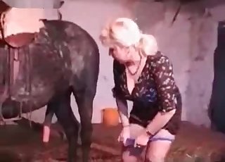 Horse dick in this MILF’s honeypot - بالغ چڑیا گھر جنسی ٹیوب 